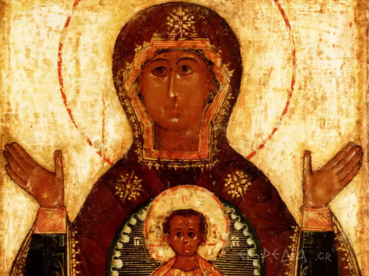 detail eines russischen bildes, das das gesicht der gottesmutter mit krone und das jesuskind in einem medaillon auf ihrer brust zeigt, auf goldenem hintergrund mit brauntönen.